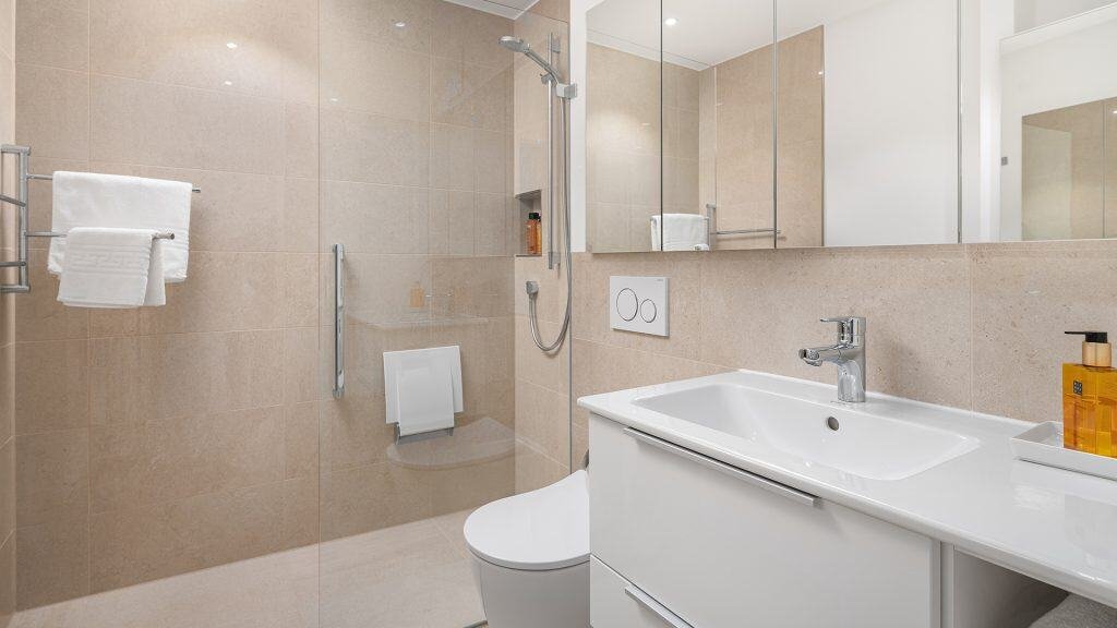 Helles modernes Bad mit bodengleicher Dusche