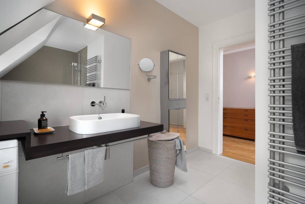 Badumbau Dachgeschoss in Grautoenen