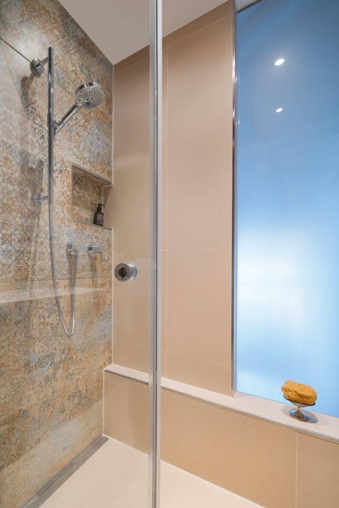 Badsanierung - Moderne Dusche mit Musterfliese
