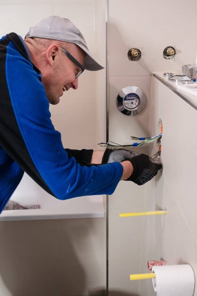 Elektriker bei der Badsanierung