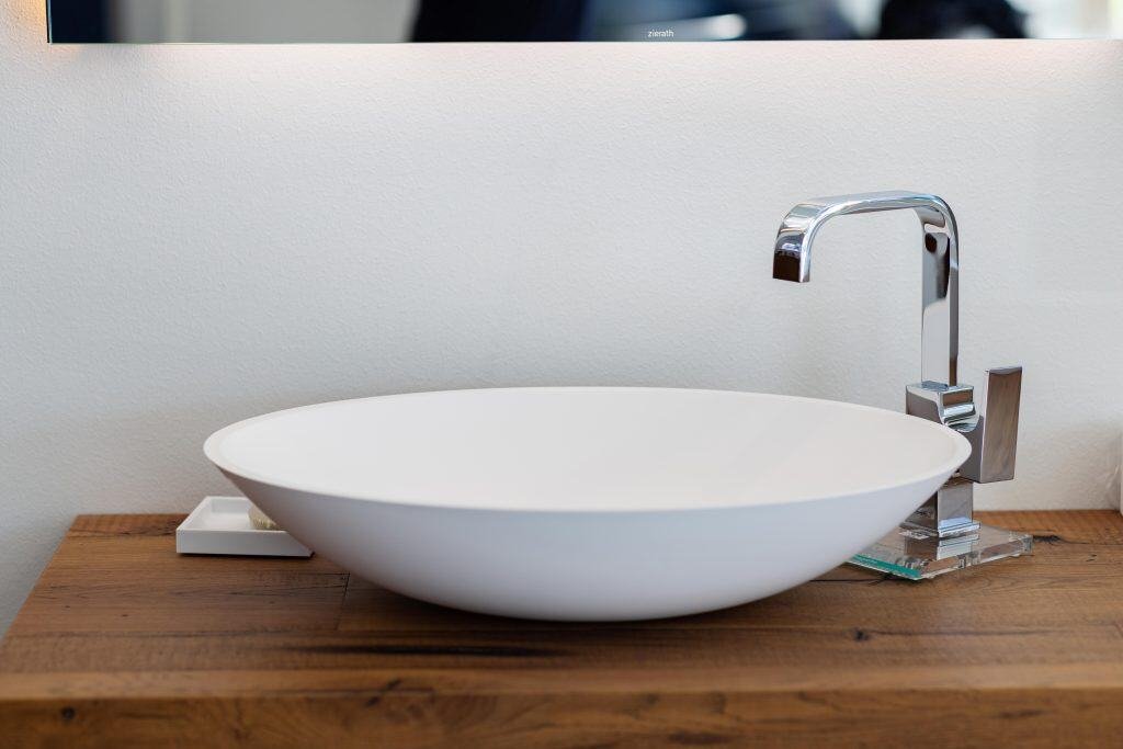 Badausstellung Moderne Waschschale mit Massivholztisch