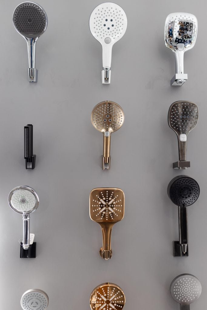 Badausstellung Auswahl verschiedener Duschköpfe