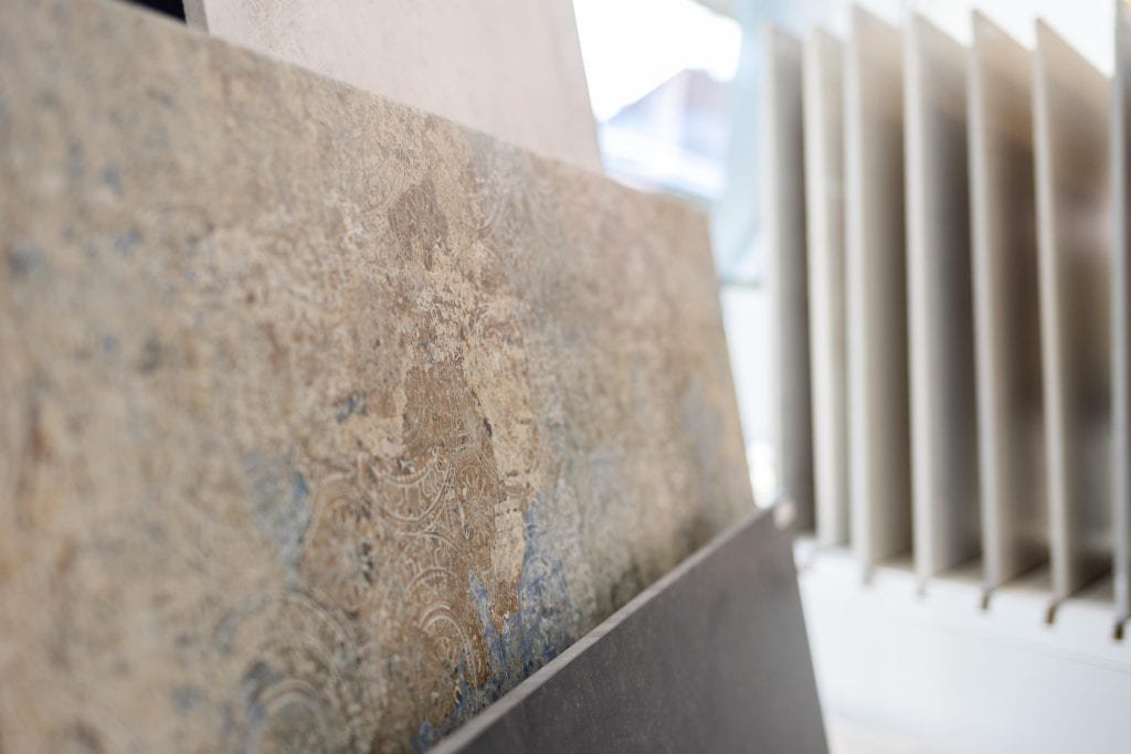 Badausstellung Auswahl verschiedener Fliesendesigns