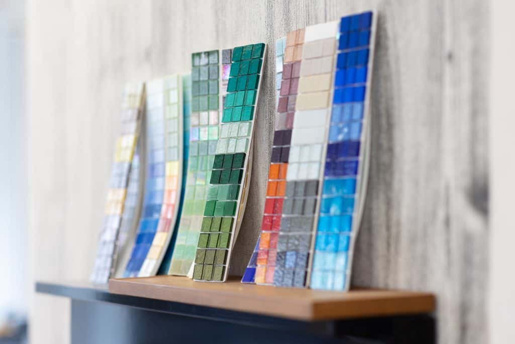 Badausstellung Auswahl verschiedener Fliesenmosaik Designs