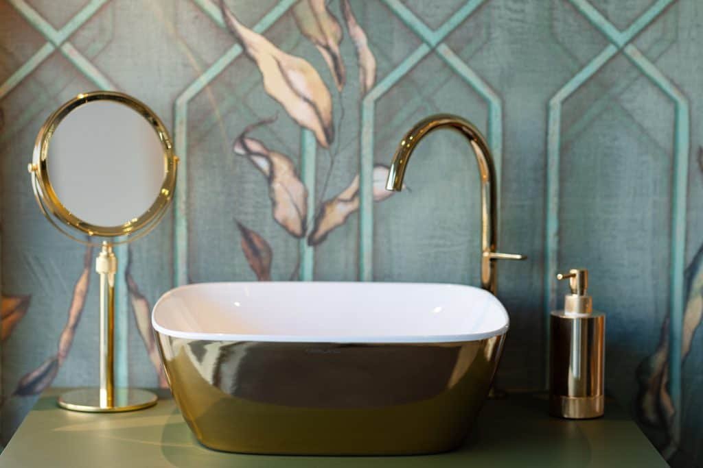 Stilvolle Kombination aus Waschbecken und Armaturen mit Mustertapete