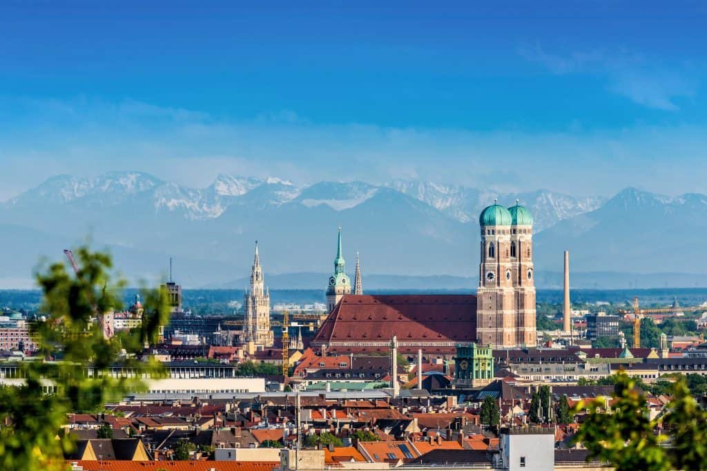 München Skyline mit Alpen