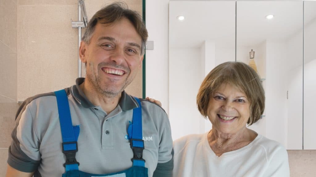 Schramm Mitarbeiter mit zufriedener Kundin