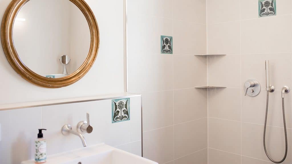 Badsanierung Kleines Bad in Weiss und Goldtoenen